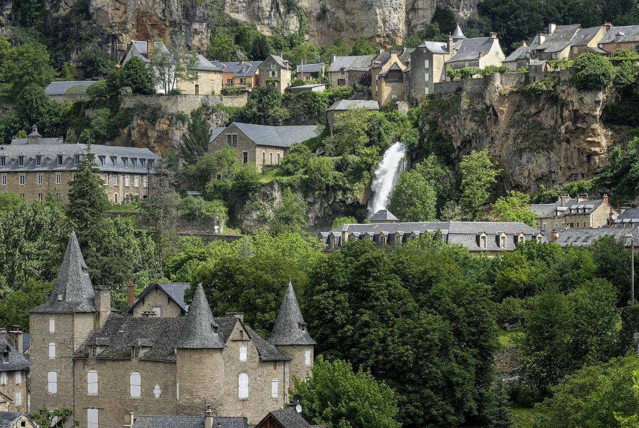 Gite De La Cascade Salles-la-Source Exteriör bild